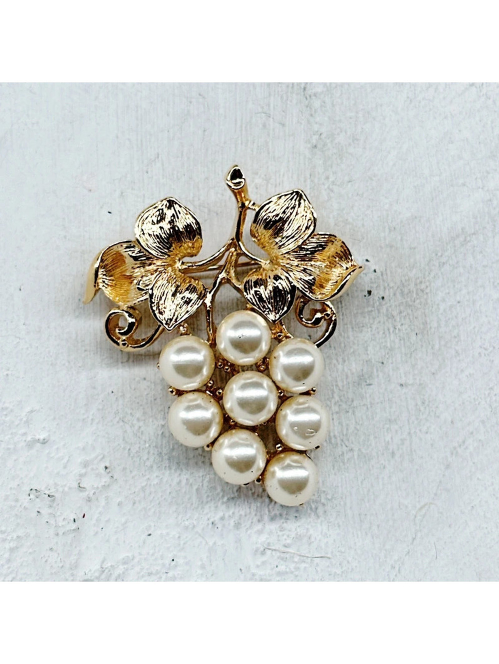 3122mc. Gold Grape Brooch